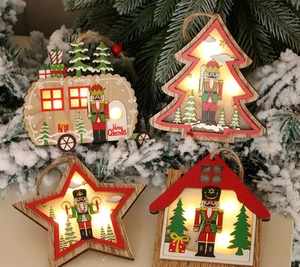Set de cuatro adornos navideños de madera con motivos de Cascanueces y luces LED