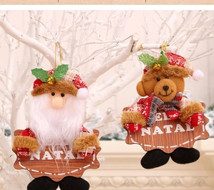 Dettagli di ornamenti natalizi con Babbo Natale, orso e targhe in legno NATAL