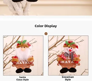 Dettaglio decorazioni natalizie in tessuto con Babbo Natale e pupazzo di neve e targa Natal