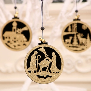 Houten kerstboomversiering met gouden kerststalscène en decoratieve kleine bel