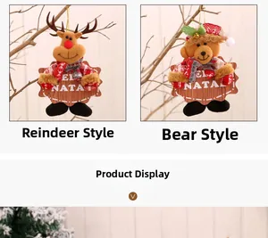 Dettaglio di ornamenti in peluche renna e orso con targhe Natal in legno e sciarpe a scacchi