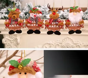 Dettaglio di decorazioni natalizie in peluche con targhe 'FELIZ NATAL' e campanelli