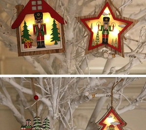 Detalle de adornos de madera con LED y pintura de cascanueces para el árbol