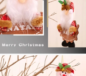 Dettaglio di decorazioni in peluche Babbo Natale e pupazzo di neve con campanelli d'oro