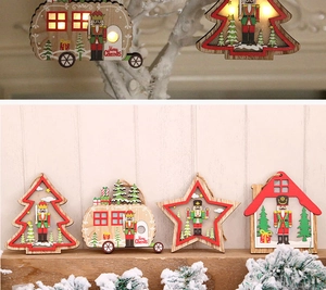 Detalle de adornos navideños de madera con LED, motivos de cascanueces y luces cálidas