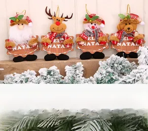Dettaglio di quattro addobbi natalizi in peluche con Babbo Natale, renna e campanelli
