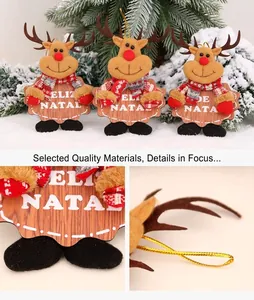 Dettaglio addobbo renna con targa in legno FELIZ NATAL e sciarpa rossa a maglia