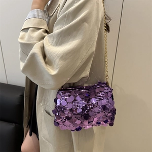 Modische lila Pailletten Umhängetasche mit goldener Kette für Party und Abendgarderobe