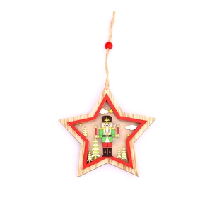 Adorno de estrella navideña de madera con soldado cascanueces y luz LED colgante
