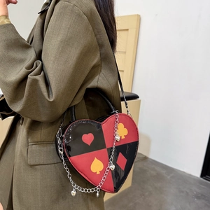 Sac à bandoulière tendance en forme de cœur avec imprimés poker rouge et noir et chaîne