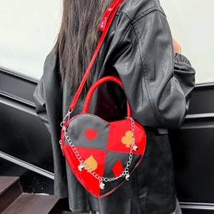 Sac à bandoulière en forme de cœur avec motifs de cartes de poker rouges et noirs