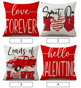 Vue détaillée de quatre housses de coussin en lin pour la Saint-Valentin avec motifs cœurs