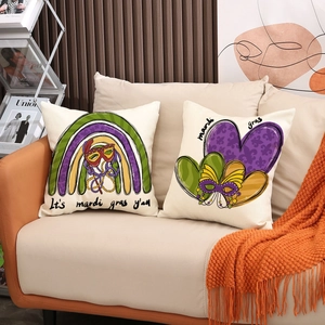 Zweiteiliges Mardi Gras Kissenhüllen-Set mit festlichen Masken auf einem beigen Sofa