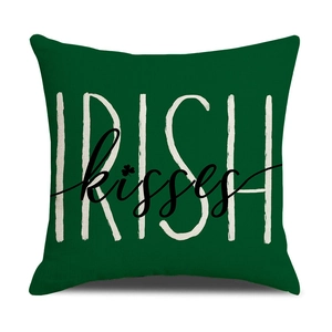 Funda de cojín para San Patricio en lino verde con diseño Irish Kisses y trébol negro