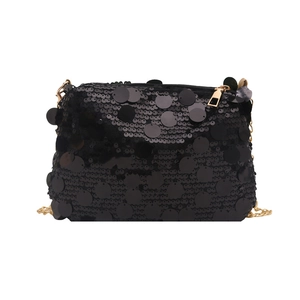Sac à bandoulière tendance à paillettes noires avec chaîne dorée et texture métallique