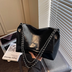 Glossy black chain shoulder bag with minimalist patent leather for 2025 autumn fashion