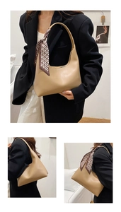 Détail du sac demi-lune beige avec poignée décorée d'un foulard en soie à motif géométrique