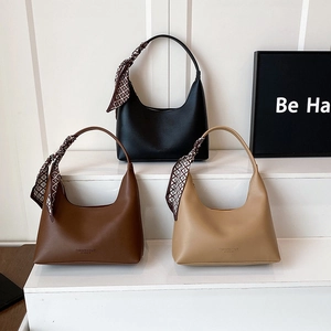 Trois sacs hobo en cuir minimalistes en noir, marron et beige avec foulards décoratifs