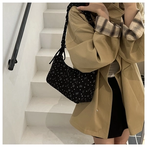 Sac à bandoulière chic en velours côtelé noir avec motifs cœurs et nœuds blancs