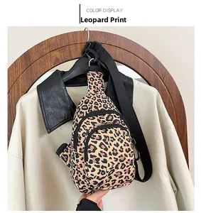 Détails d'un sac bandoulière imprimé léopard avec fermetures éclair et texture en toile