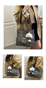 Dettaglio borsa shopper grigia a fiori con catena argento e ciondolo a nuvola