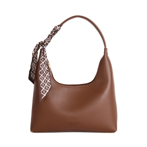 Sac à bandoulière en cuir marron avec foulard décoratif en soie et logo fashion imprimé