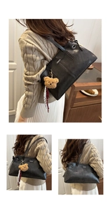 Détail du sac cabas en cuir ciré noir mat avec étiquette mode et breloque ours