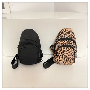 Sacs de poitrine étanches en noir et imprimé léopard avec texture nylon et zips
