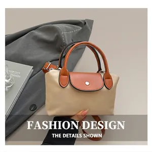Détail du mini sac dumpling en nylon avec garniture cuir et bouton pression argenté