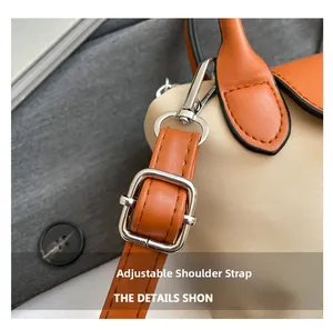 Détail de la bandoulière réglable en cuir orange sur un sac en nylon beige élégant