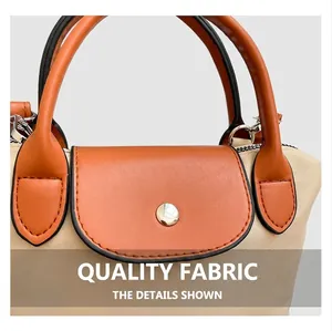 Vue détaillée du sac en toile beige avec cuir orange et boucle en métal argenté
