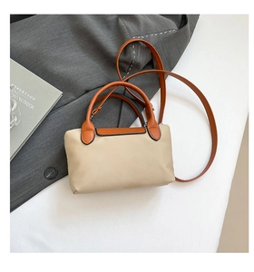 Vue détaillée d'un sac à main en nylon beige avec bandoulière en cuir beige contrasté