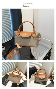 Détail du sac bandoulière en nylon marron étanche avec poignée en cuir et bouton