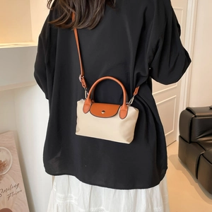 Sac à main beige minimaliste avec détails en cuir marron dans un cadre de vie moderne