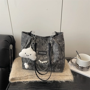 Sac cabas en toile à fleurs grises avec sangle perle et charm nuage mignon