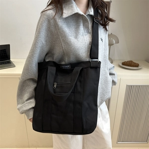 Sac cabas en toile lavée noire rétro avec bandoulière réglable et étiquette mode
