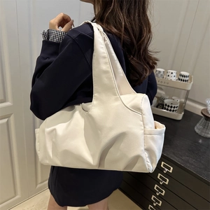 Grande borsa tote bianco sporco in nylon morbido pieghettato per autunno-inverno 2025