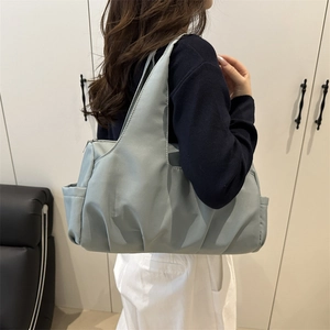 Elegante borsa tote plissettata in nylon blu da donna, stile casual per l'autunno 2025
