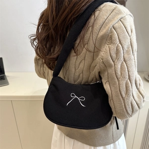 Sac bandoulière chic en velours noir avec broderie nœud blanc au style minimaliste
