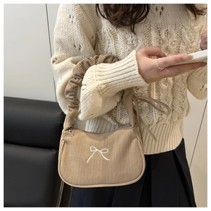 Détail du sac à bandoulière en velours côtelé abricot avec broderie nœud et anse froncée