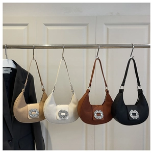 Vue détaillée des sacs hobo avec texture plissée et boucles étincelantes en strass