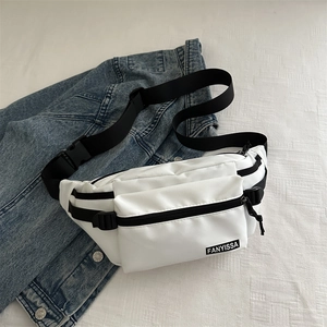 Sac de poitrine minimaliste en nylon blanc avec sangle réglable et logo de marque