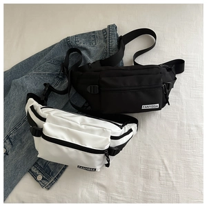 Détail des sacs de poitrine en nylon noir et blanc avec sangles réglables et poches zippées