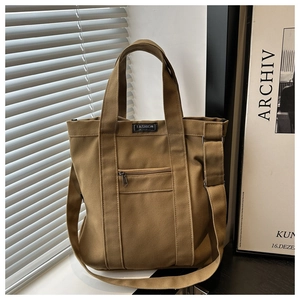 Détail du sac cabas en toile marron avec poche zippée et bandoulière réglable