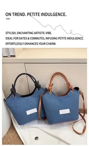 Détail de sacs seaux en denim bleu avec poignées en cuir et étiquettes logo tendance