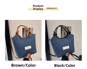 Détail de sacs cabas en denim avec finitions en cuir marron et noir et anses nouées