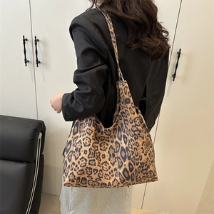 Fashionable leopard print shoulder tote bag for women with large capacity hobo style