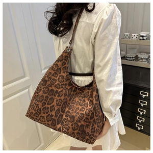 Detail of the large leopard print tote bag worn on shoulder for stylish autumn look