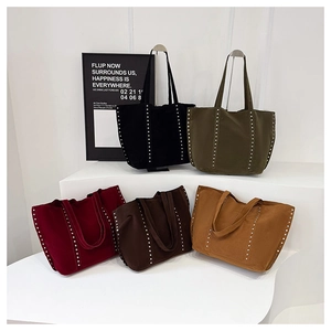 Collection de grands sacs cabas en daim avec rivets déclinés en cinq couleurs
