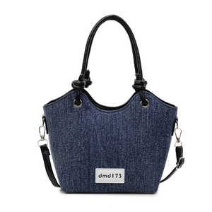 Borsa a secchiello in denim blu scuro con cinturini neri e patch logo bianco frontale